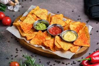 Начос пикантные с 3 соусами BARak O’Mama