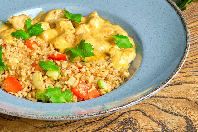 Булгур с овощами и индейкой в соусе карри