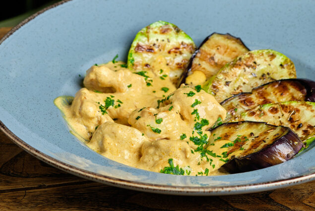 Креветки в соусе карри с овощами гриль